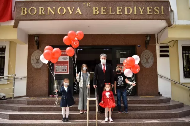 İzmir depreminin mucize bebeği Ayda, Bornova'da başkanlık koltuğuna oturdu İzmir depreminin mucize bebeği Ayda, Bornova'da başkanlık koltuğuna oturdu