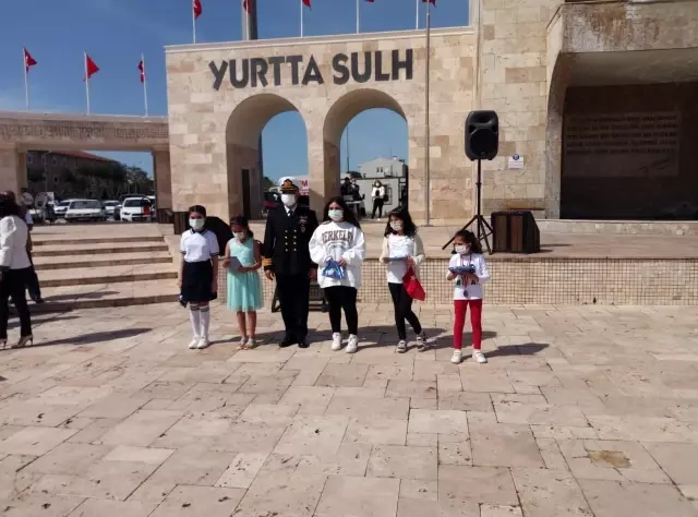Didim'de 23 Nisan kent meydanında törenle kutlandı Didim'de 23 Nisan kent meydanında törenle kutlandı