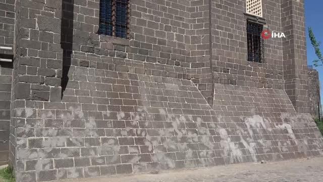 Diyarbakır'da tarihi caminin dokusuna zarar verildi Diyarbakır'da tarihi caminin dokusuna zarar verildi
