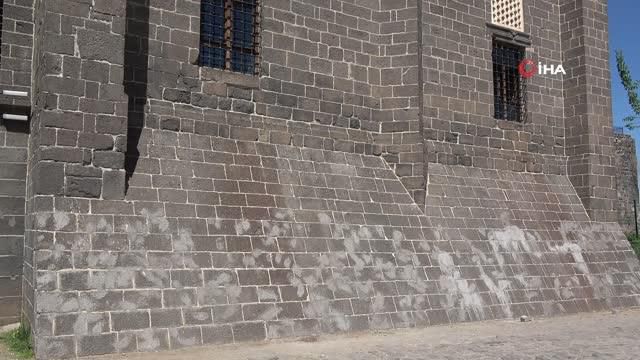 Diyarbakır'da tarihi caminin dokusuna zarar verildi Diyarbakır'da tarihi caminin dokusuna zarar verildi