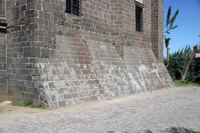 Diyarbakır'da tarihi caminin dokusuna zarar verildi