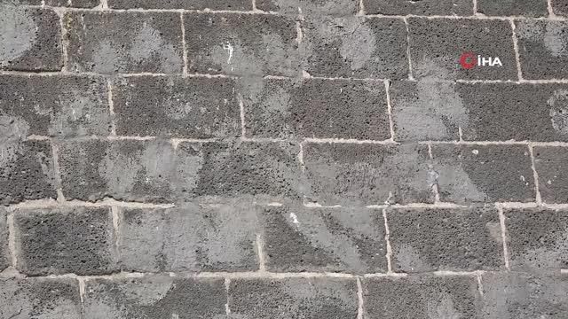 Diyarbakır'da tarihi caminin dokusuna zarar verildi Diyarbakır'da tarihi caminin dokusuna zarar verildi