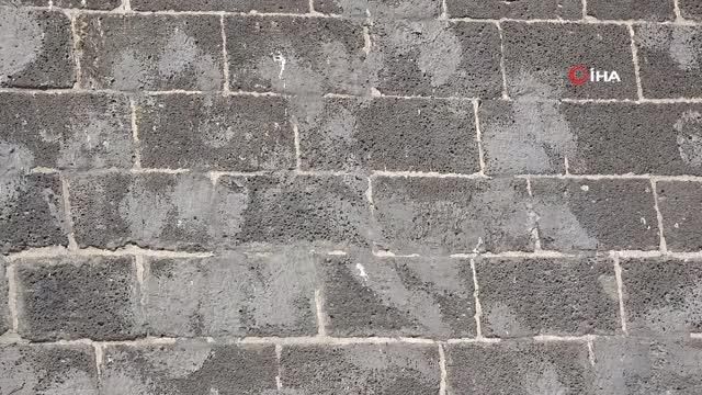 Diyarbakır'da tarihi caminin dokusuna zarar verildi Diyarbakır'da tarihi caminin dokusuna zarar verildi