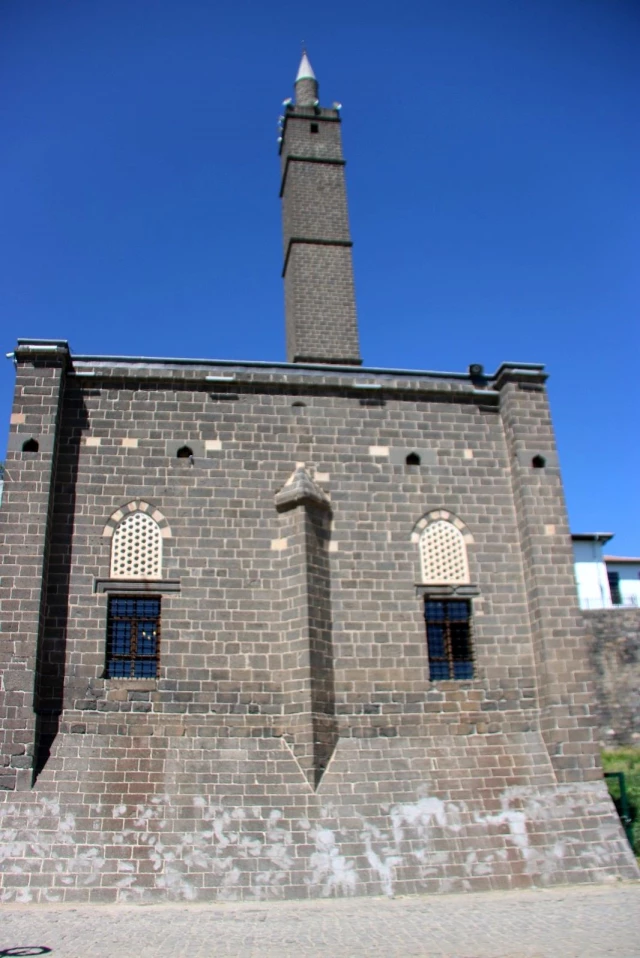 Diyarbakır'da tarihi caminin dokusuna zarar verildi