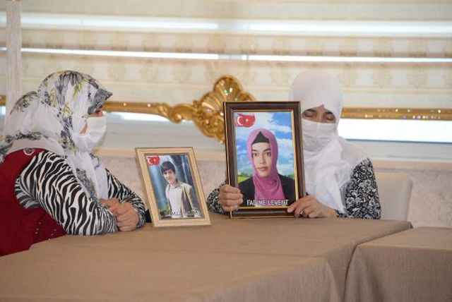 DİYARBAKIR EVLAT NÖBETİNDEKİ ANNE: BU BAYRAM DA FADİME'M YOK DİYARBAKIR EVLAT NÖBETİNDEKİ ANNE: BU BAYRAM DA FADİME'M YOK