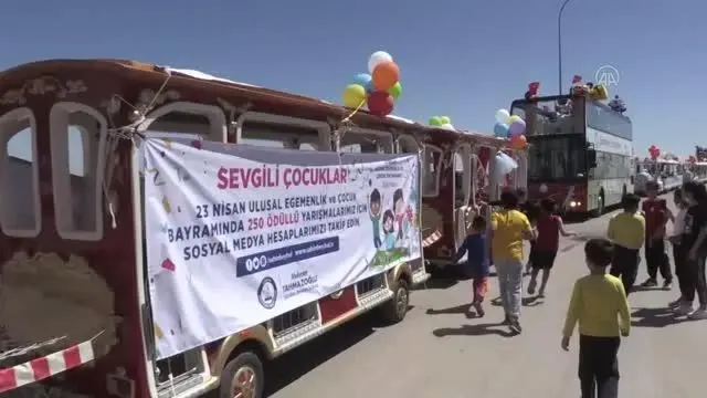 Son dakika haberi! GAZİANTEP - 23 Nisan coşkusu çocuk şarkılarının çalındığı konvoylarla yaşatıldı Son dakika haberi! GAZİANTEP - 23 Nisan coşkusu çocuk şarkılarının çalındığı konvoylarla yaşatıldı