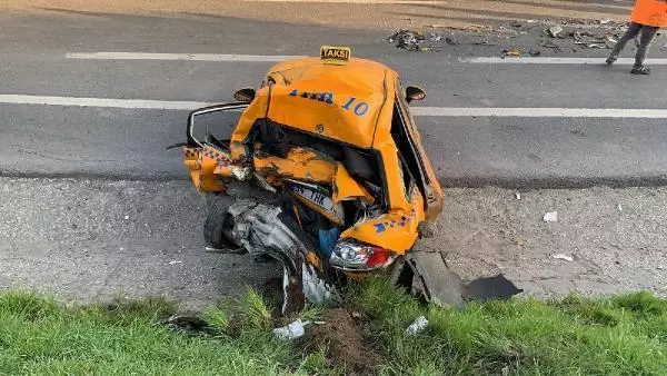 Gaziosmanpaşa'da TIR, taksiye çarptı; şoför ağır yaralandı