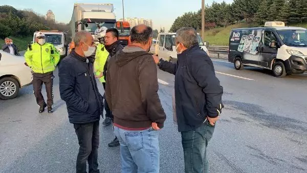 Gaziosmanpaşa'da TIR, taksiye çarptı; şoför ağır yaralandı