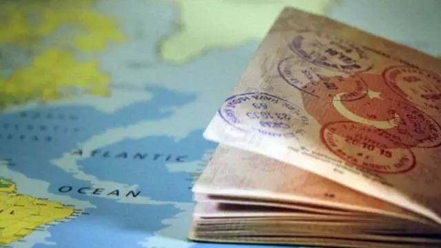 Gri pasaport düzenledikleri kişileri yurt dışına çıkaran zanlılardan 2'si tutuklandı Gri pasaport düzenledikleri kişileri yurt dışına çıkaran zanlılardan 2'si tutuklandı