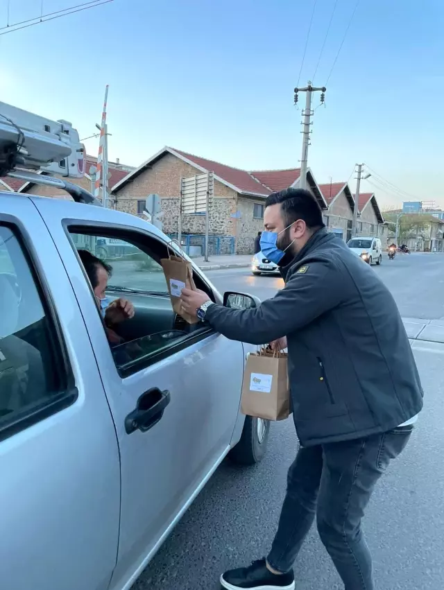 İftara yetişemeyen vatandaşlara kumanya İftara yetişemeyen vatandaşlara kumanya