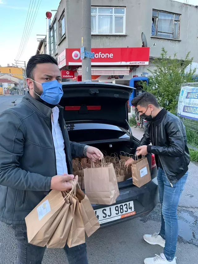 İftara yetişemeyen vatandaşlara kumanya İftara yetişemeyen vatandaşlara kumanya