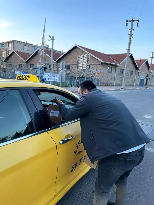 İftara yetişemeyen vatandaşlara kumanya İftara yetişemeyen vatandaşlara kumanya