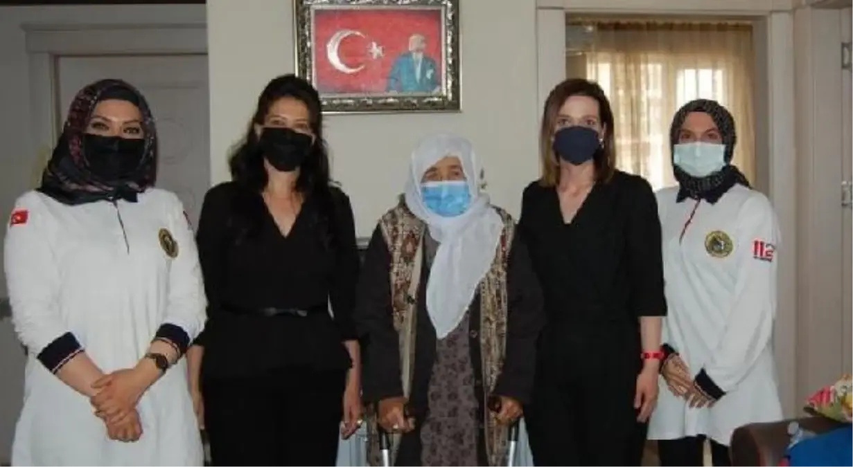 Iğdır Valisi Sarıibrahim'in eşinden, 112'yi arayıp Atatürk portresi isteyen yaşlı kadına ziyaret
