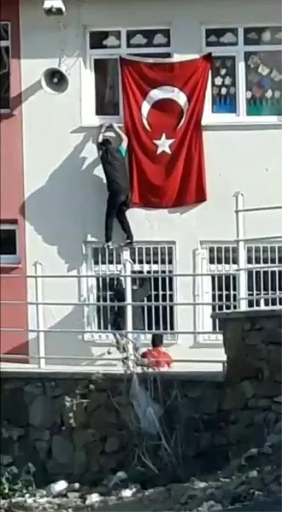 Katlanan bayrağı düzeltmek içi kedilerini tehlikeye attılar