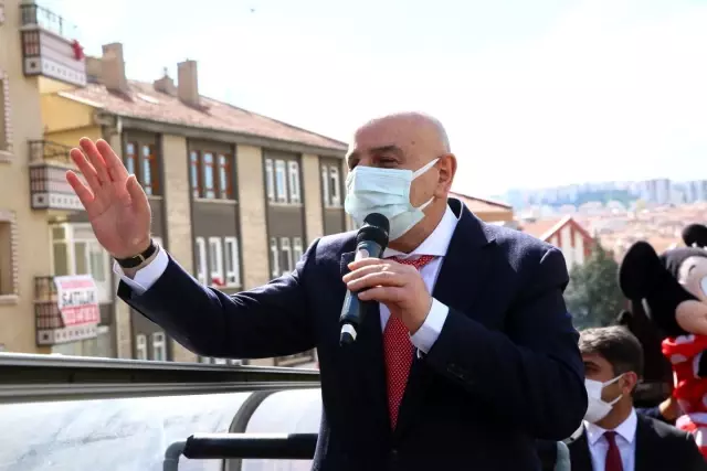 Keçiören'de üstü açık otobüsle 23 Nisan coşkusu Keçiören'de üstü açık otobüsle 23 Nisan coşkusu