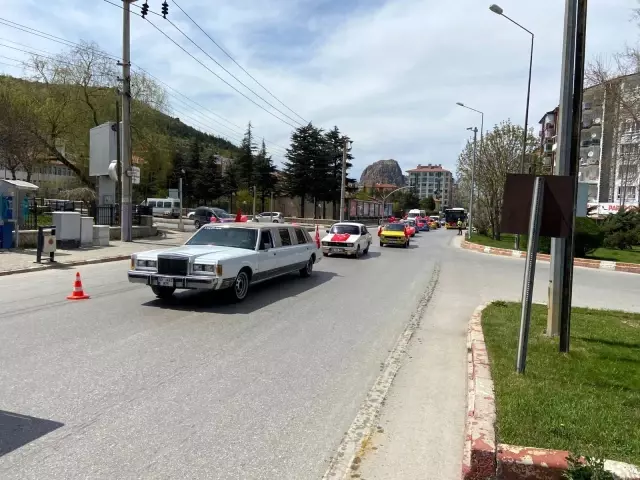 Klasik otomobil tutkunları 23 Nisan için bir araya gelip, çocukları sevindirdi Klasik otomobil tutkunları 23 Nisan için bir araya gelip, çocukları sevindirdi