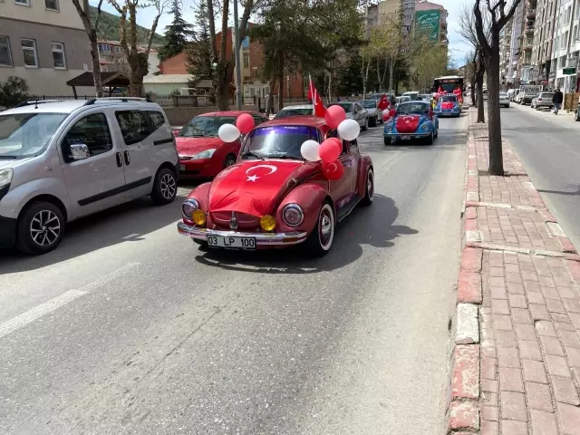 Klasik otomobil tutkunları 23 Nisan için bir araya gelip, çocukları sevindirdi Klasik otomobil tutkunları 23 Nisan için bir araya gelip, çocukları sevindirdi