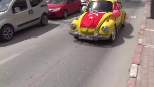 Klasik otomobil tutkunları 23 Nisan için bir araya gelip, çocukları sevindirdi Klasik otomobil tutkunları 23 Nisan için bir araya gelip, çocukları sevindirdi