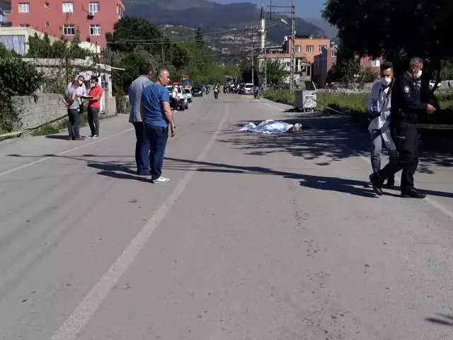 Komşularının yüksek sesli sohbetinden rahatsız olan cani, tüfekle dehşet saçıp intihar etti Komşularının yüksek sesli sohbetinden rahatsız olan cani, tüfekle dehşet saçıp intihar etti