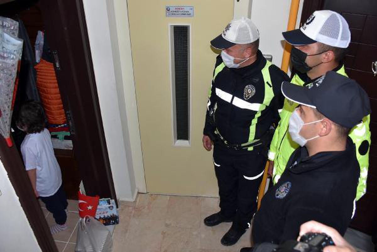 Koronavirüs karantinasındaki Koray'ın doğum günü ve bayramını polis kutladı