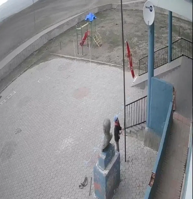 Koyun otlatan çocuğun bayrak hassasiyeti takdir topladı Koyun otlatan çocuğun bayrak hassasiyeti takdir topladı
