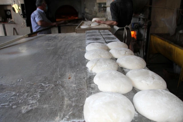 Malazgirt Belediyesinden sıcak ekmek dağıtımı