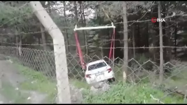 Maltepe'de otomobil ormanlık alana uçtu: 2 yaralı Maltepe'de otomobil ormanlık alana uçtu: 2 yaralı