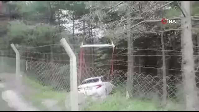 Maltepe'de otomobil ormanlık alana uçtu: 2 yaralı Maltepe'de otomobil ormanlık alana uçtu: 2 yaralı
