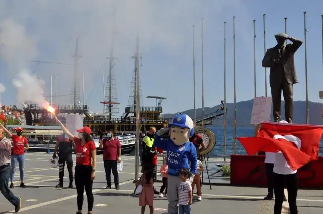 Marmaris polisinden kankalı, meşaleli, dövizli kortej Marmaris polisinden kankalı, meşaleli, dövizli kortej