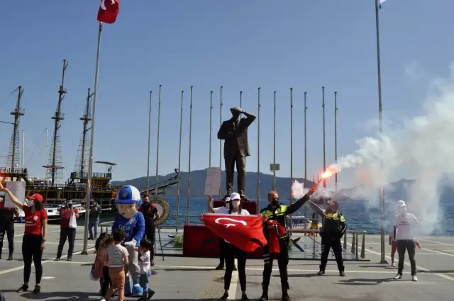 Marmaris polisinden kankalı, meşaleli, dövizli kortej Marmaris polisinden kankalı, meşaleli, dövizli kortej