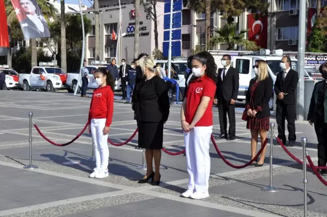 Marmaris'te 23 Nisan çelenk sunma töreni gerçekleşti Marmaris'te 23 Nisan çelenk sunma töreni gerçekleşti
