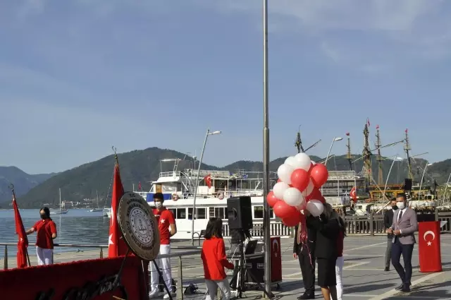 Marmaris'te 23 Nisan çelenk sunma töreni gerçekleşti Marmaris'te 23 Nisan çelenk sunma töreni gerçekleşti