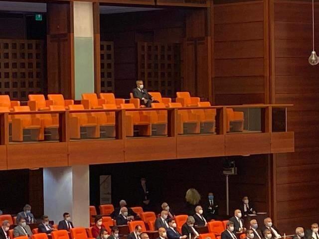 Meclis'te dikkat çeken görüntü! Bülent Arınç, 23 Nisan Özel Oturumu'nda yapayalnız kaldı