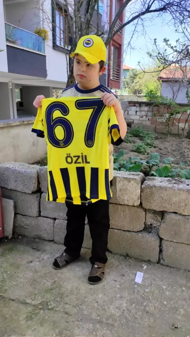 Mesut Özil'den Down sendromlu çocuğa 23 Nisan sürprizi Mesut Özil'den Down sendromlu çocuğa 23 Nisan sürprizi