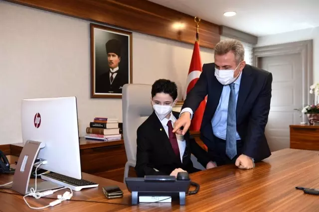 Adana'da ortaokul öğrencisi valilik koltuğuna geçti Adana'da ortaokul öğrencisi valilik koltuğuna geçti