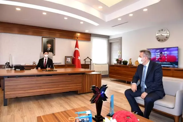 Adana'da ortaokul öğrencisi valilik koltuğuna geçti Adana'da ortaokul öğrencisi valilik koltuğuna geçti