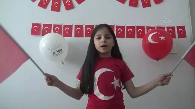 Minikler 23 Nisan'ı bayrak ve balonlarla süsledikleri evlerinde kutladı Minikler 23 Nisan'ı bayrak ve balonlarla süsledikleri evlerinde kutladı