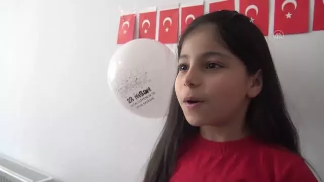 Minikler 23 Nisan'ı bayrak ve balonlarla süsledikleri evlerinde kutladı Minikler 23 Nisan'ı bayrak ve balonlarla süsledikleri evlerinde kutladı