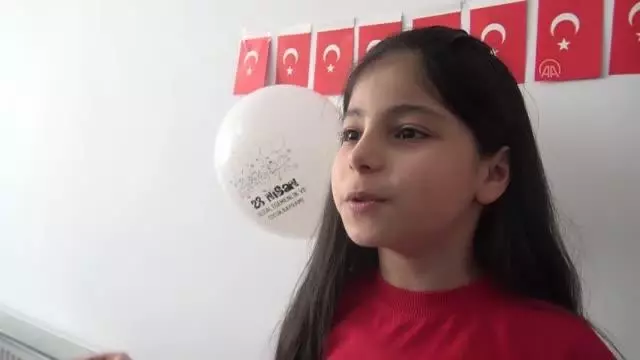 Minikler 23 Nisan'ı bayrak ve balonlarla süsledikleri evlerinde kutladı Minikler 23 Nisan'ı bayrak ve balonlarla süsledikleri evlerinde kutladı