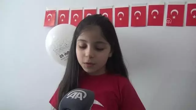 Minikler 23 Nisan'ı bayrak ve balonlarla süsledikleri evlerinde kutladı Minikler 23 Nisan'ı bayrak ve balonlarla süsledikleri evlerinde kutladı
