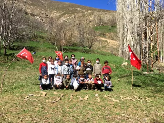 Muhtardan öğrenciler için 23 Nisan etkinliği Muhtardan öğrenciler için 23 Nisan etkinliği