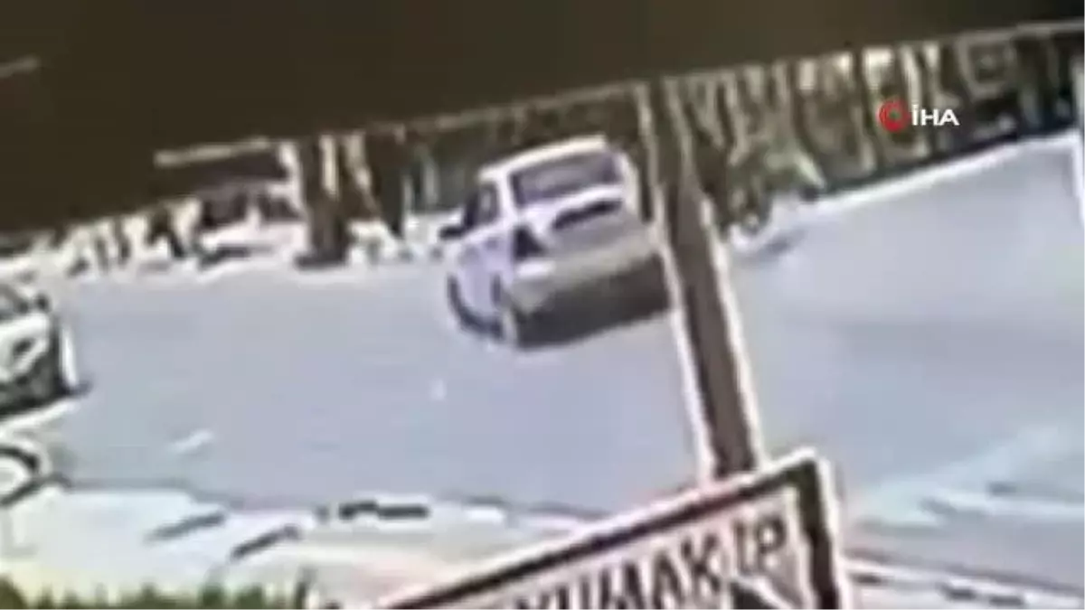 Son dakika haberleri... Otomobil ile mobiletin çarpıştığı feci kaza kamerada: 1 yaralı