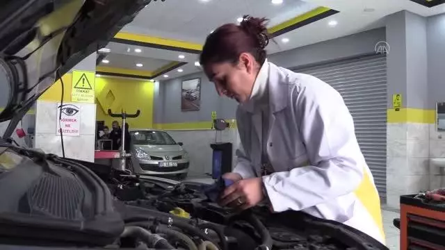 Sigorta hasar danışmanlığıyla başladığı işte oto tamircisi 'Meral usta' oldu Sigorta hasar danışmanlığıyla başladığı işte oto tamircisi 'Meral usta' oldu