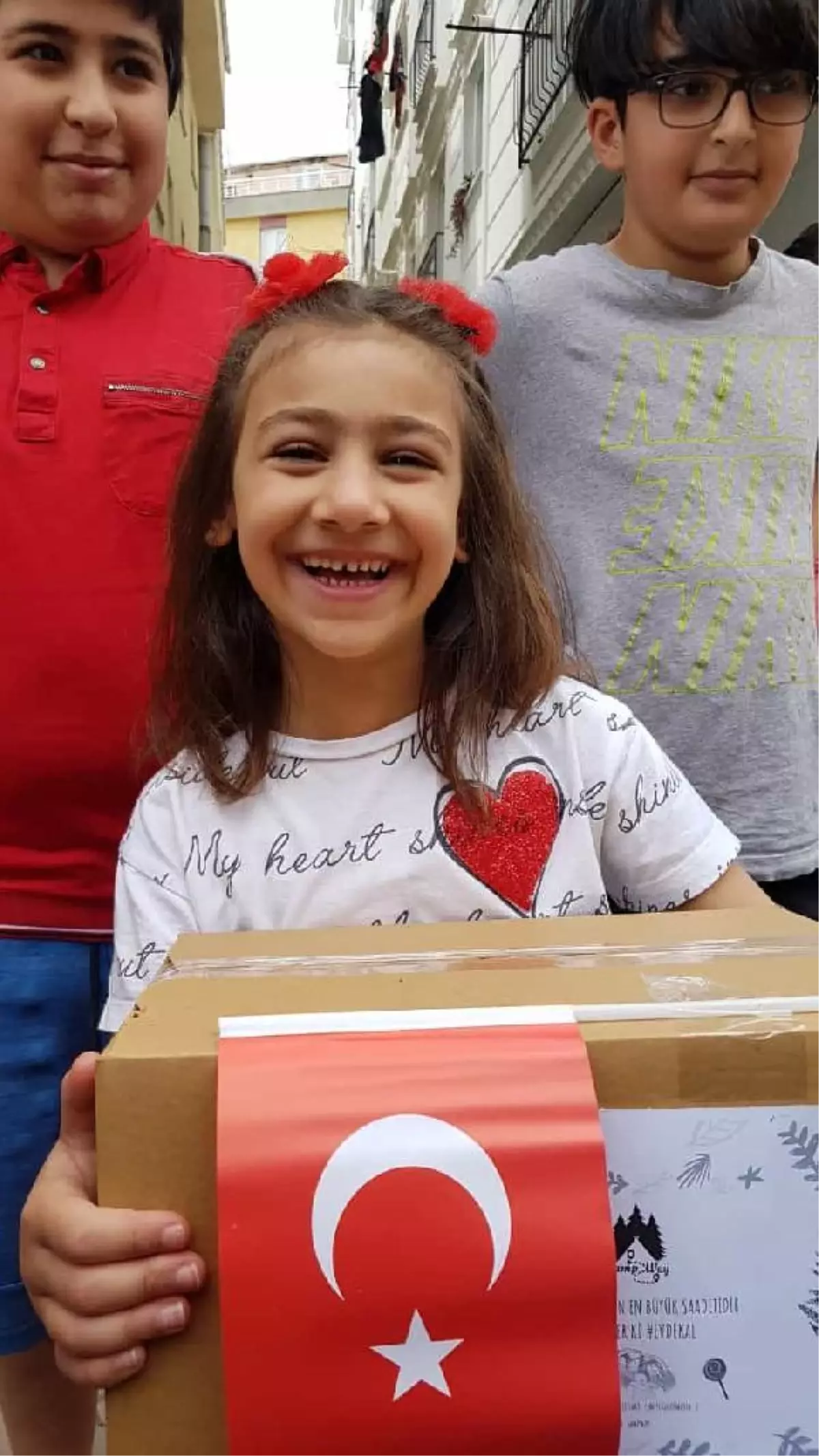 Son Dakika | Sultangazi'de kapı kapı dolaştılar, çocuklara 23 Nisan hediyesi verdiler