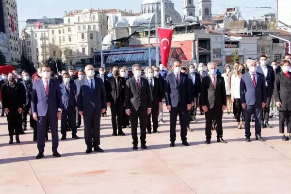 TAKSİM CUMHURİYET ANITI'NDA 23 NİSAN TÖRENİ TAKSİM CUMHURİYET ANITI'NDA 23 NİSAN TÖRENİ