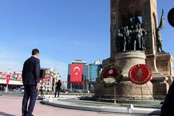 TAKSİM CUMHURİYET ANITI'NDA 23 NİSAN TÖRENİ TAKSİM CUMHURİYET ANITI'NDA 23 NİSAN TÖRENİ
