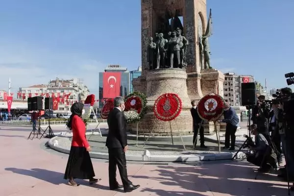 TAKSİM CUMHURİYET ANITI'NDA 23 NİSAN TÖRENİ TAKSİM CUMHURİYET ANITI'NDA 23 NİSAN TÖRENİ