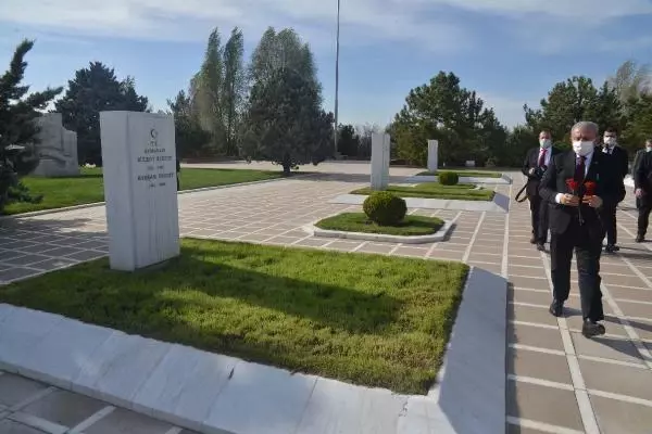 TBMM Başkanı Şentop, İstiklal Harbi kahramanlarının kabirlerini ziyaret etti (3)