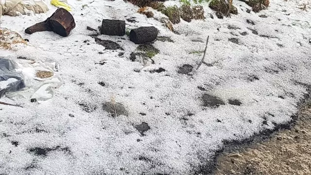 Tekirdağ'da bir mahalle dolu yağışı sonrası beyaza büründü Tekirdağ'da bir mahalle dolu yağışı sonrası beyaza büründü
