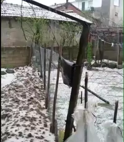 Tekirdağ'da bir mahalle dolu yağışı sonrası beyaza büründü Tekirdağ'da bir mahalle dolu yağışı sonrası beyaza büründü